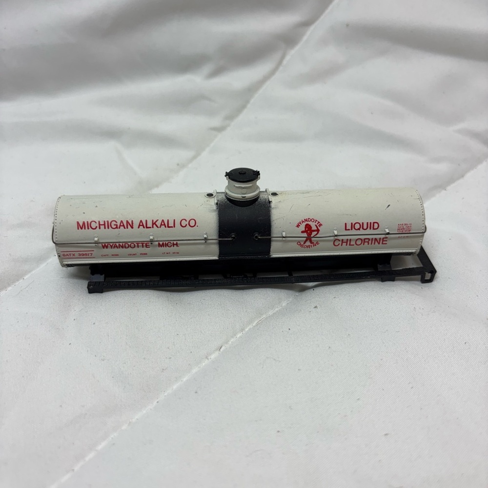 HO SCALE ATHEARN MICHIGAN ALKALI TANK CAR KIT BUILT O/B